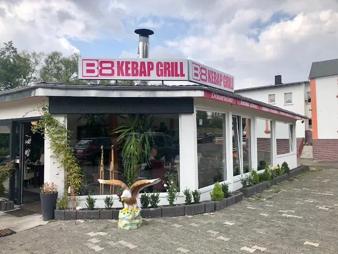 Frisch gegrillte Döner-Spieße und knusprige Pizzen aus dem Steinofen